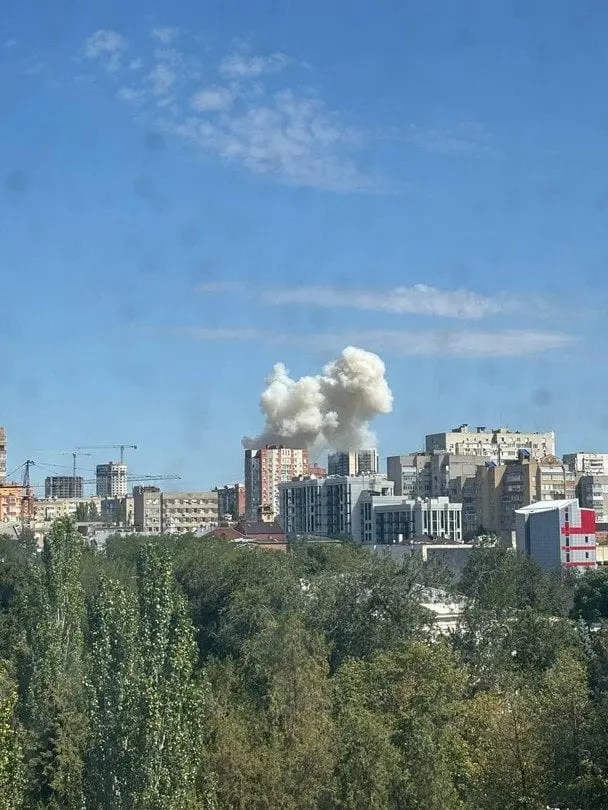 Потужні вибухи прогриміли в Ростові-на-Дону: є руйнування (фото, відео)