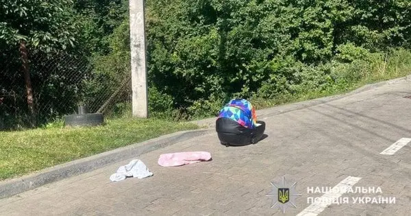Львівʼянин забув колиску з немовлям на даху автомобіля і поїхав