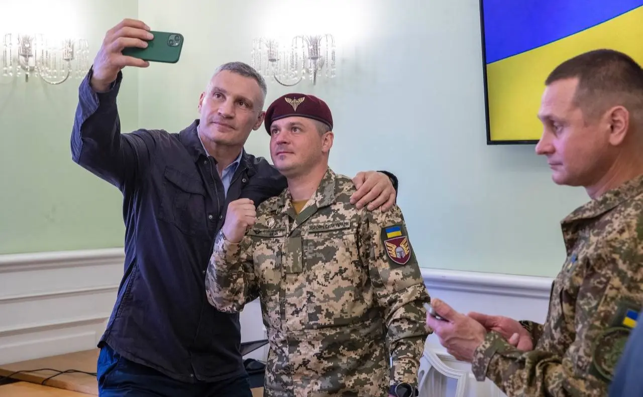 Військові-кияни, звільнені з російського полону отримали нагороди від столиці