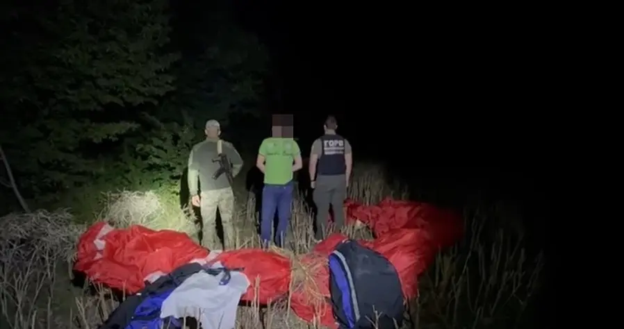 «Голлівудська втеча»: чоловік хотів на параплані перелетіти кордон на Вінниччині