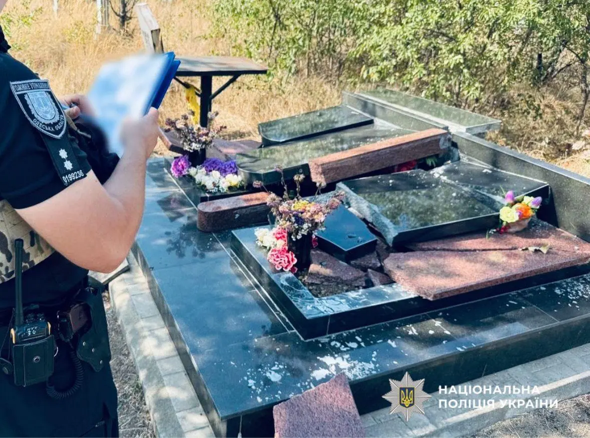 На одеському кладовищі нетверезий чоловік розтрощив майже 30 пам’ятників