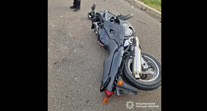 У Мамаївцях 20-річний мотоцикліст влетів у вантажівку. Хлопець помер у лікарні
