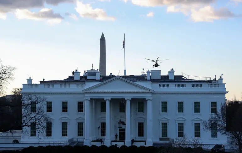 Абсолютна більшість українців вважає, що США тиснуть на Україну для поступок — опитування 
