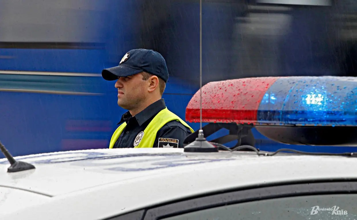 На Київщині чоловік заліз в авто через багажник і поцупив машину