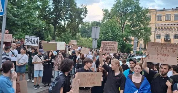 У центрі Києва розпочався мітинг проти скандального закону про ліквідацію НАБУ та САП