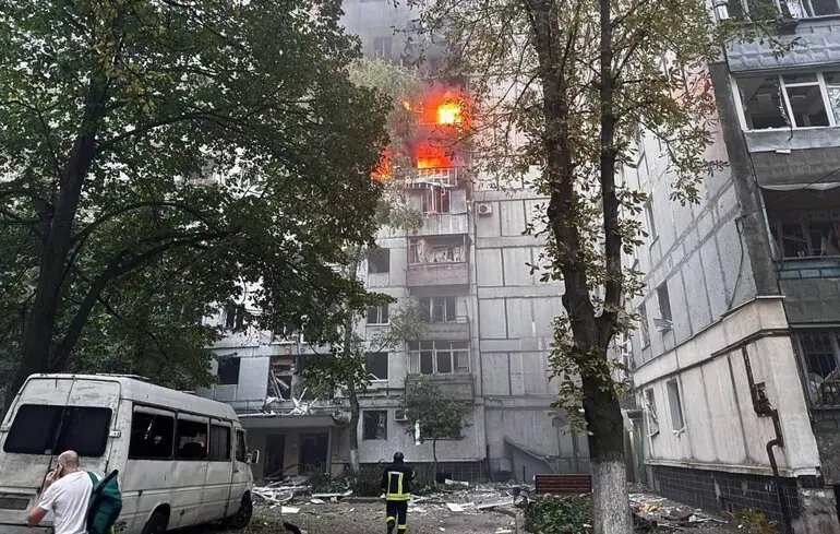 В ОВА показали наслідки масованого удару по Дніпру, у місті є жертви та поранені