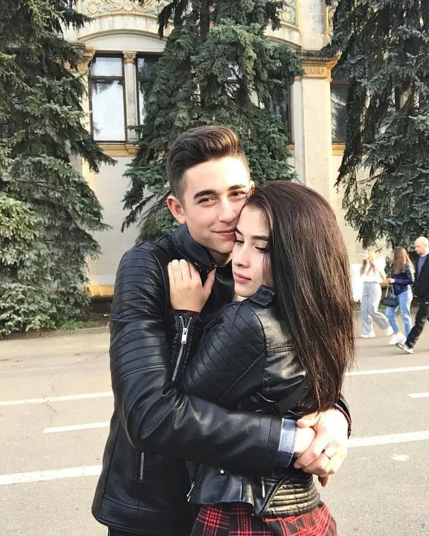 Ексдружина Романа Сасанчина відповіла на чутки про розлучення зі співаком через його зради