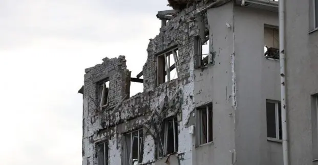 Обстріляний будинок в Індустріальному районі знесуть – що робити людям