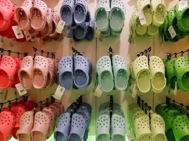 Чи варто носити Crocs? Переваги та недоліки популярного взуття