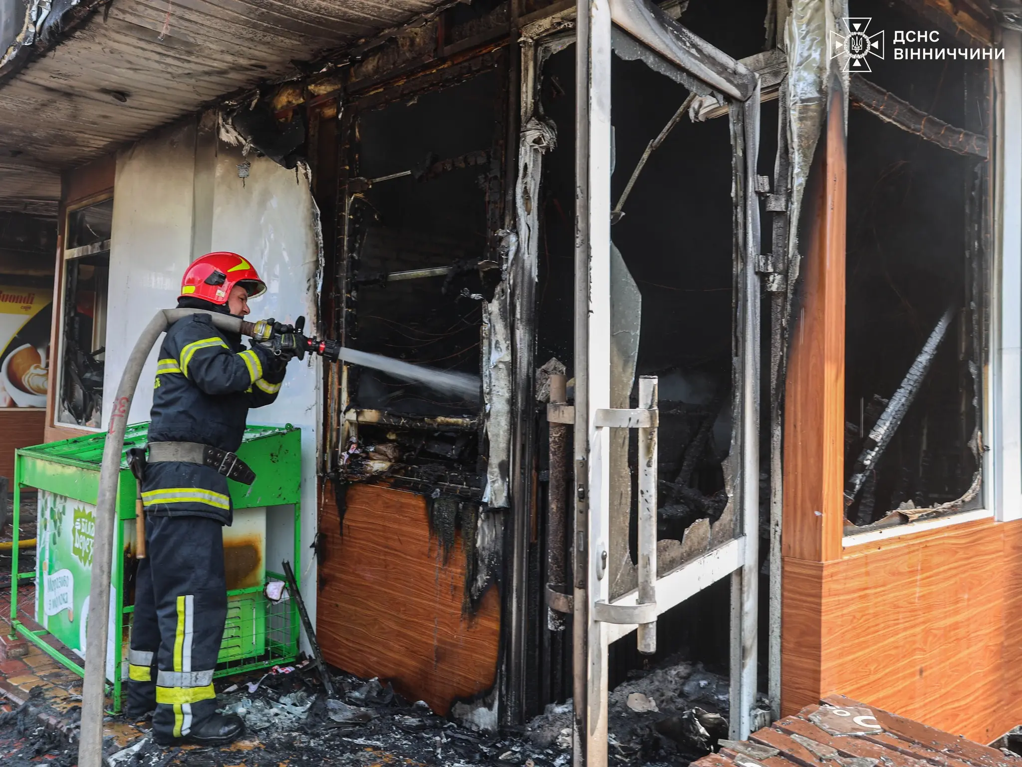 У Вінниці рятувальники ліквідували пожежу в торговій точці на зупинці