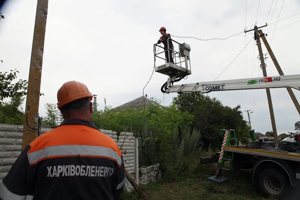 Фахівці «Харківобленерго» відновили подачу електрики у Дергачах