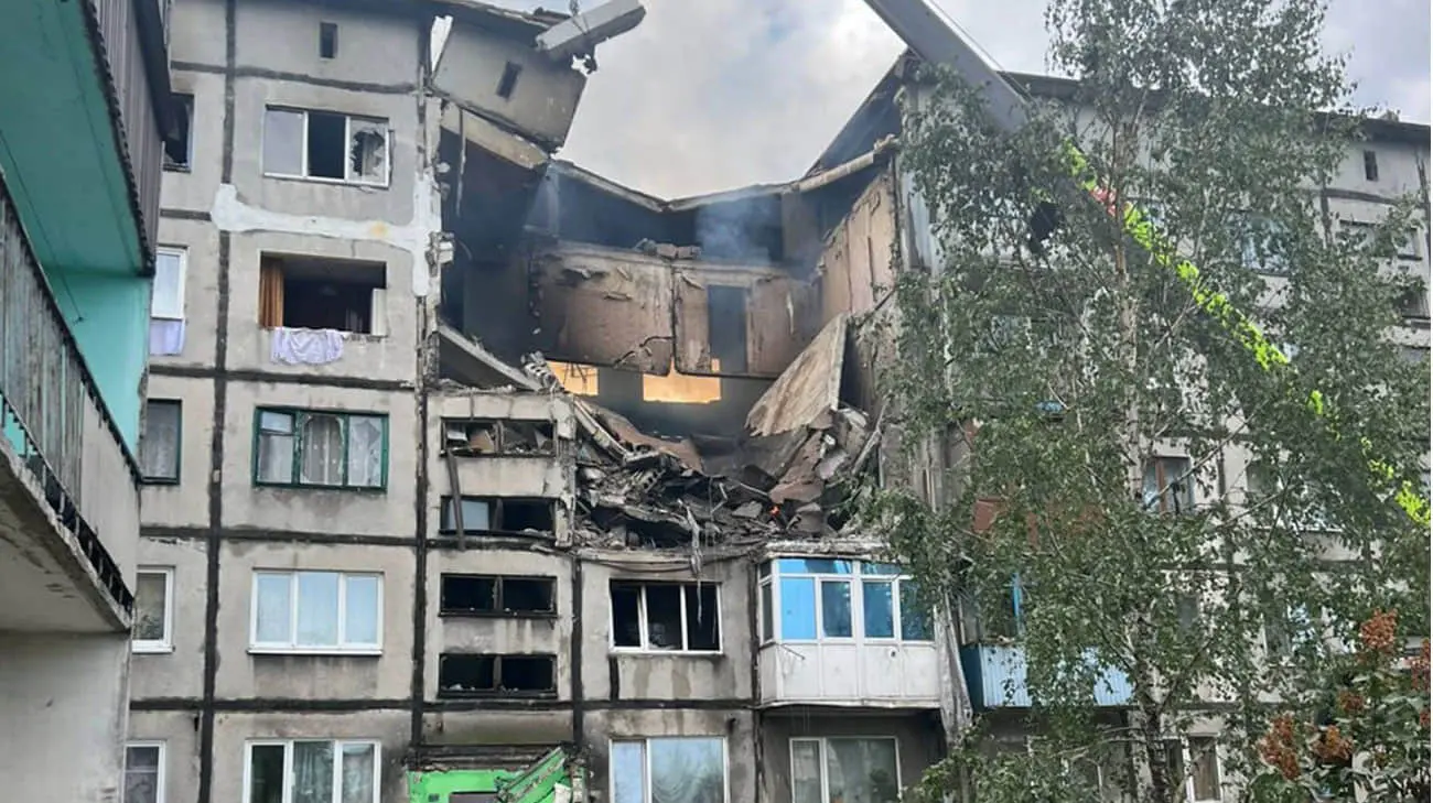 Російський дрон влучив у 5-поверхівку на Донеччині: 2 поранених