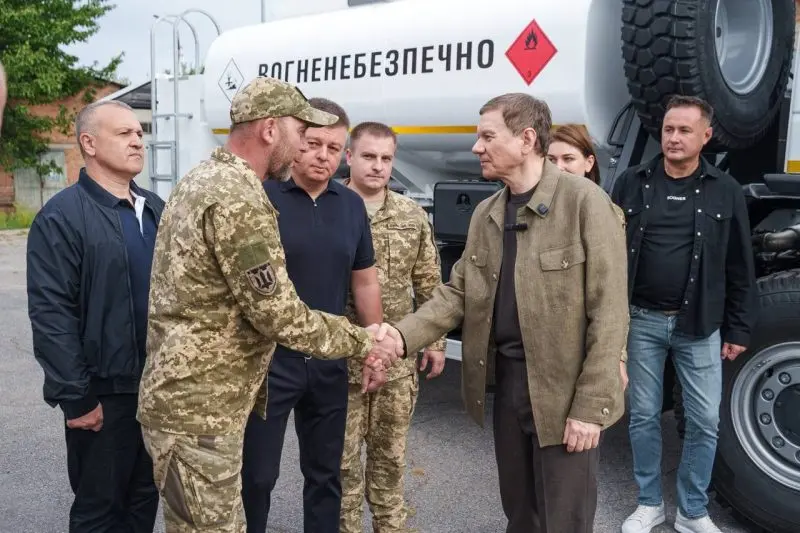 Міжрегіональний координаційний гуманітарний штаб передав три нових паливозаправники 120-ій бригаді ТрО
