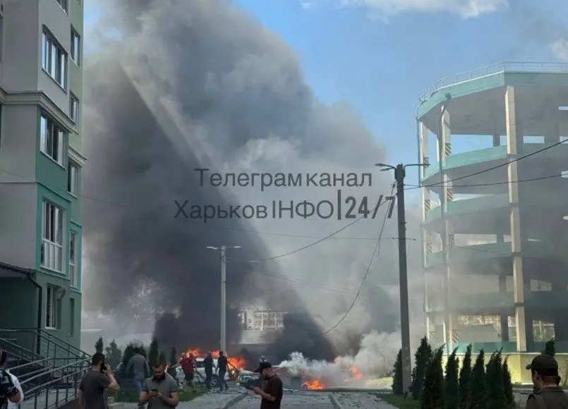 Російські терористи вдарили КАБами по житловій забудові в центрі Харкова