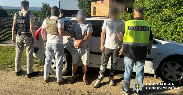 Поліція затримала чернівчанина, який за гроші допомагав чоловікам незаконно перетинати кордон