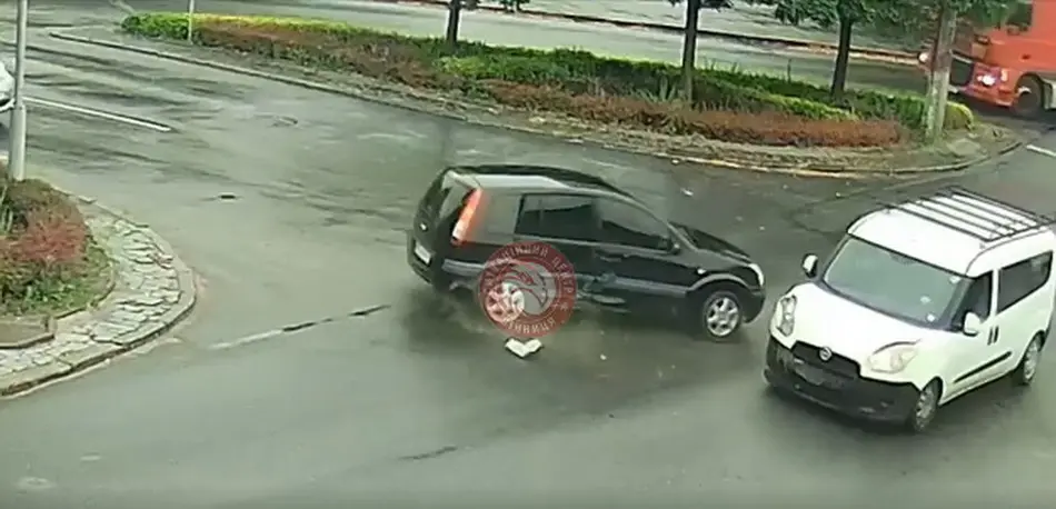 У Вінниці на перехресті вулиць Київської та Гонти водій протаранив авто