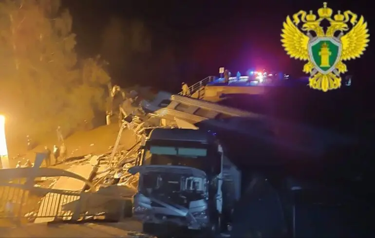 У Брянській області РФ міст обвалився на пасажирський поїзд, що проходив під ним, пабліки припускають підрив