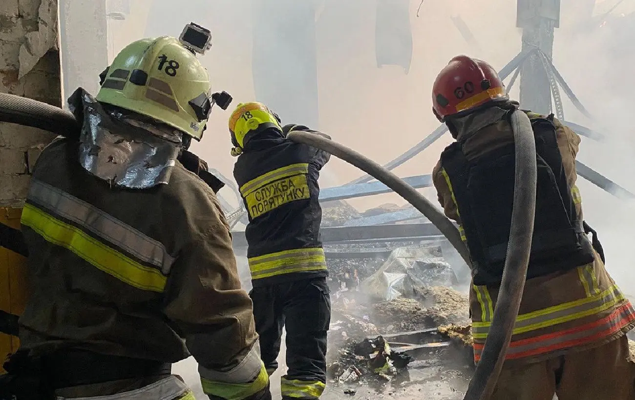 Росіяни вдарили ракетою по складу АТБ у Дніпрі