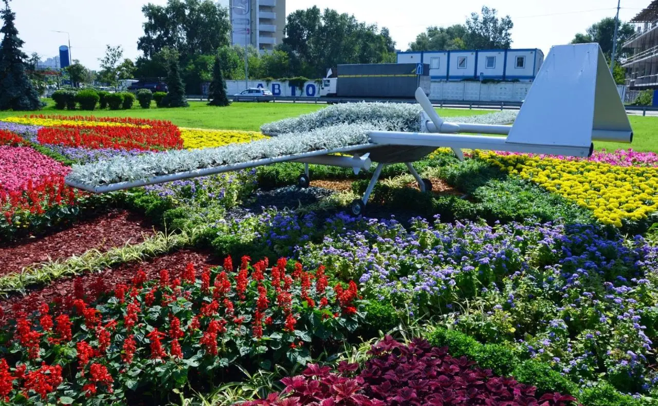 Волонтерське авто з квітів: у парку Відрадний буде тематична клумба до Дня Незалежності