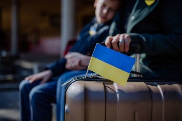 Жорсткі обмеження та скорочення соцвиплат: чого очікувати українцям за кордоном