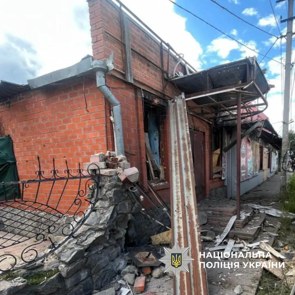 У Старому Салтові «молнія» вибухнула біля автобусної зупинки перед дамбою (фото)