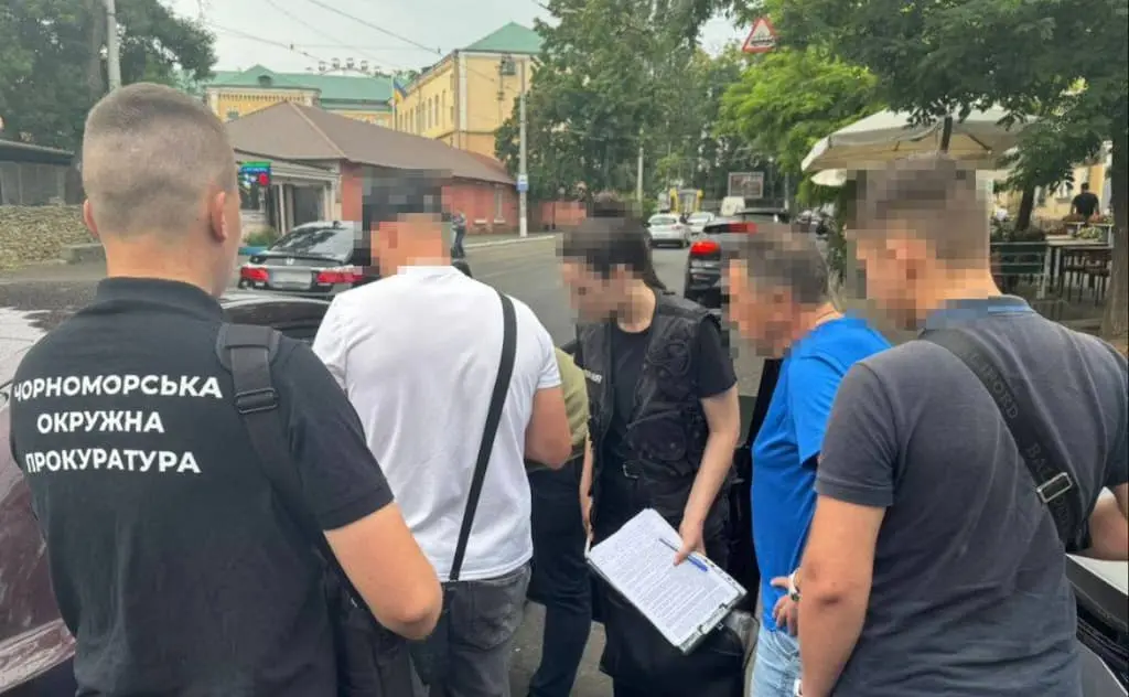 Бізнес в Відраді: в Одесі затримали комунальника з «цінником» на документи
