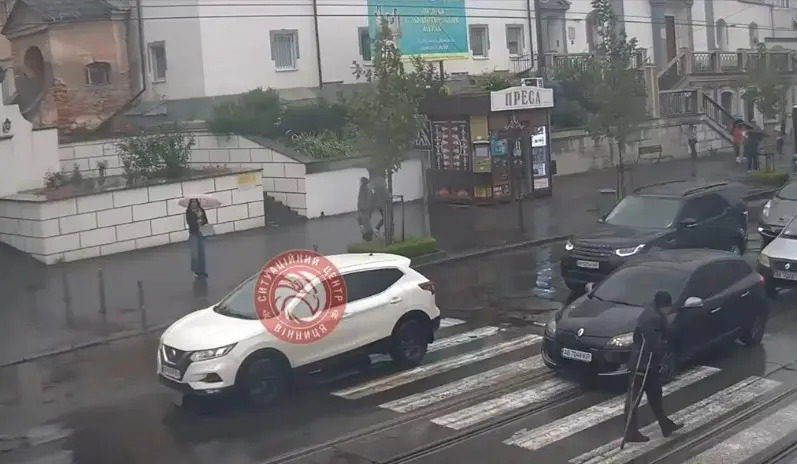 У центрі Вінниці машина збила чоловіка з милицею на переході