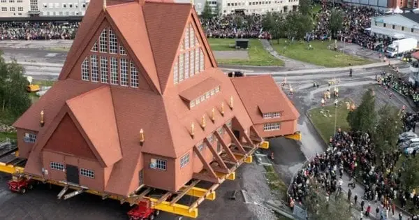 У Швеції перевезли церкву вагою 672 тонни