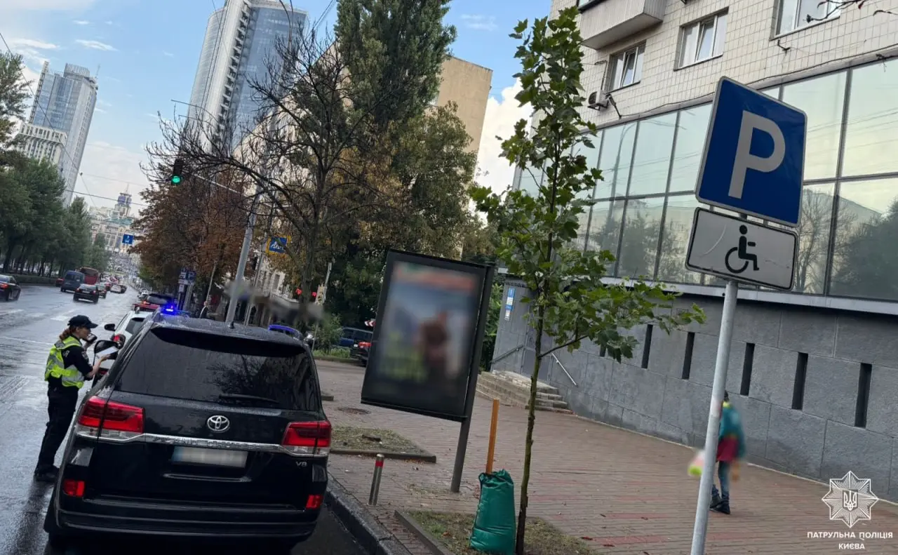 У Києві посилили контроль за парковкою на місцях для людей з інвалідністю