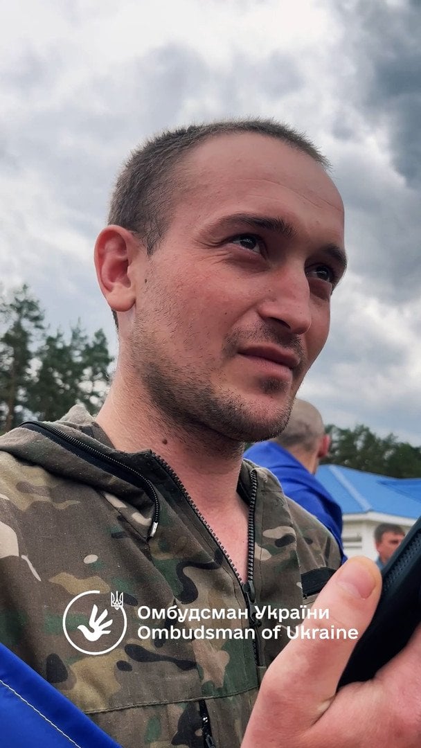 "Мамо, я живий": рік полону позаду – військовий Дмитро повернувся додому (відео)
