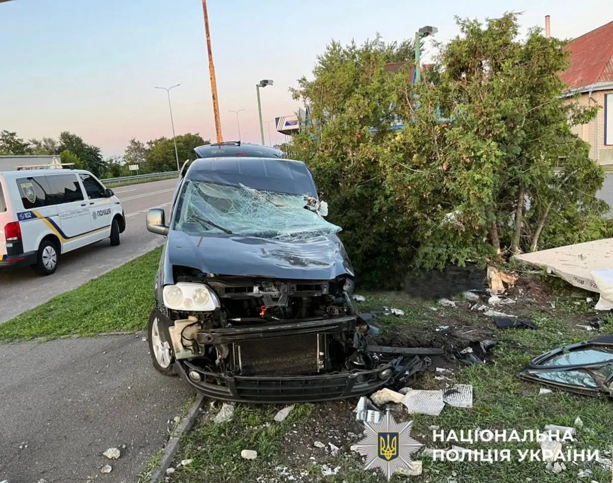 Смертельне ДТП на Бориспільщині: водій на підпитку зіткнувся із зупинкою громадського транспорту (фото)