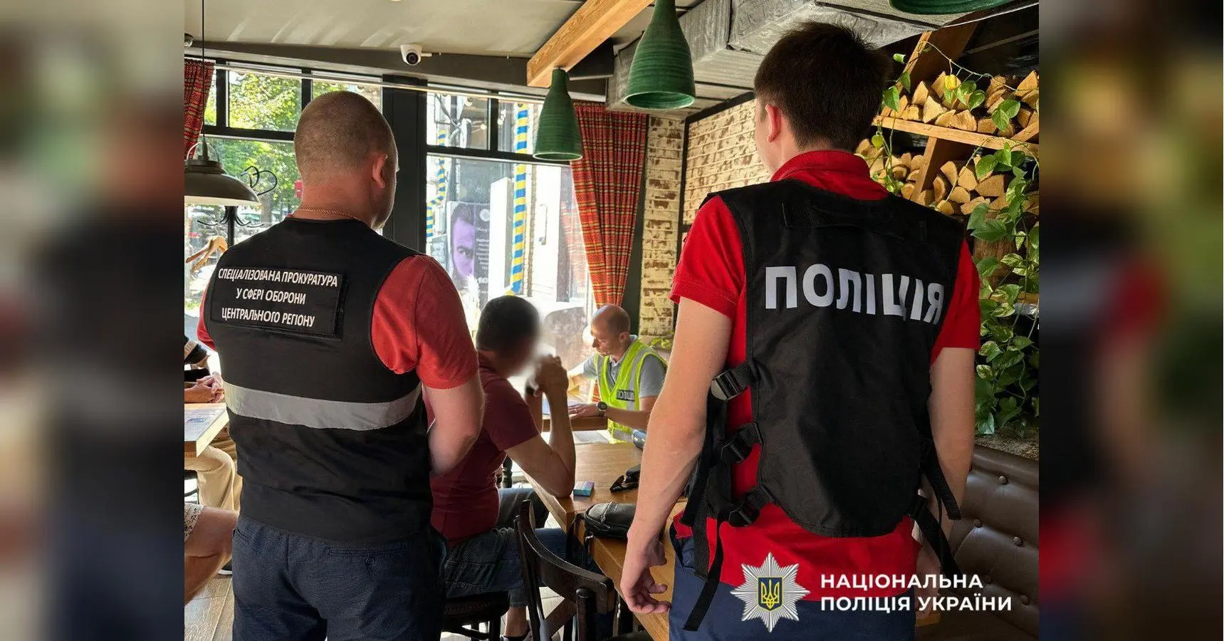 «Бронював» військовозобов’язаних за десять тисяч доларів: правоохоронці затримали в Києві посадовця Міноборони