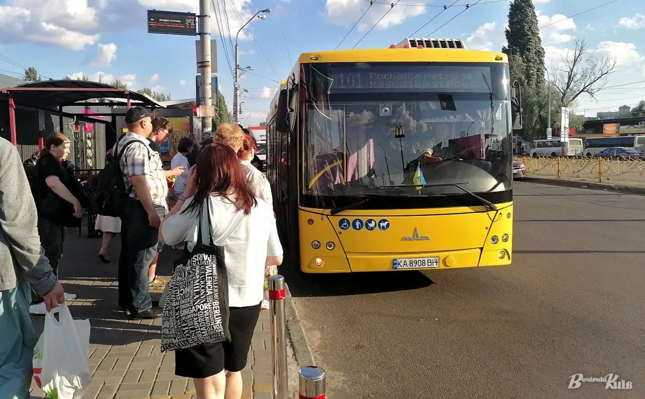 У Києві частково змінений рух громадського транспорту через наслідки обстрілу рф