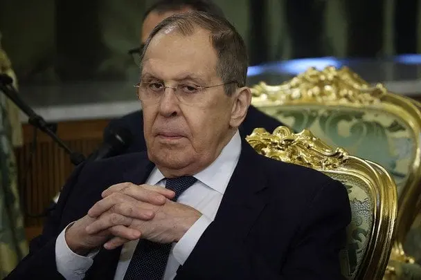 Лавров прилетів на Аляску у светрі з провокативним написом (відео)