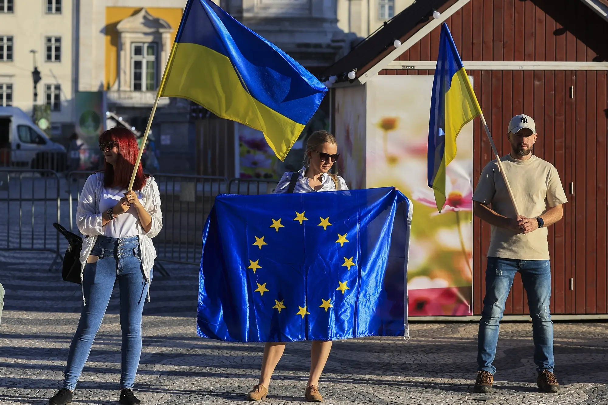 Опрос КМИС: Украинцы отвергают мирные планы России и США