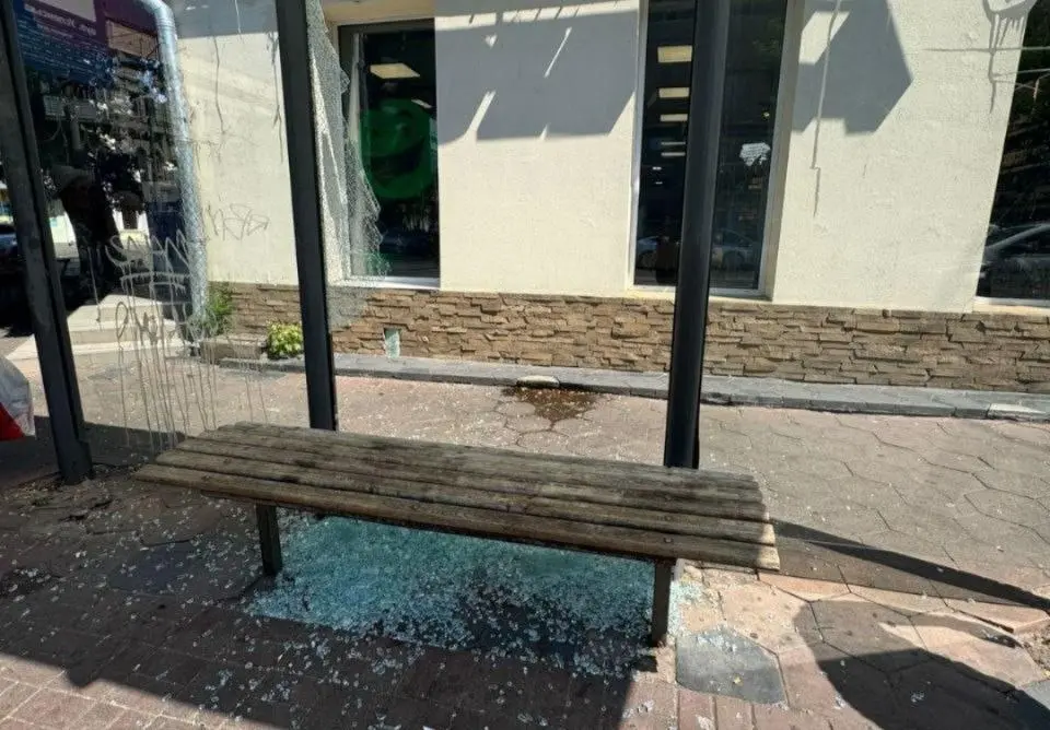 Розтрощив зупинку громадського транспорту: в Одесі затримали хулігана