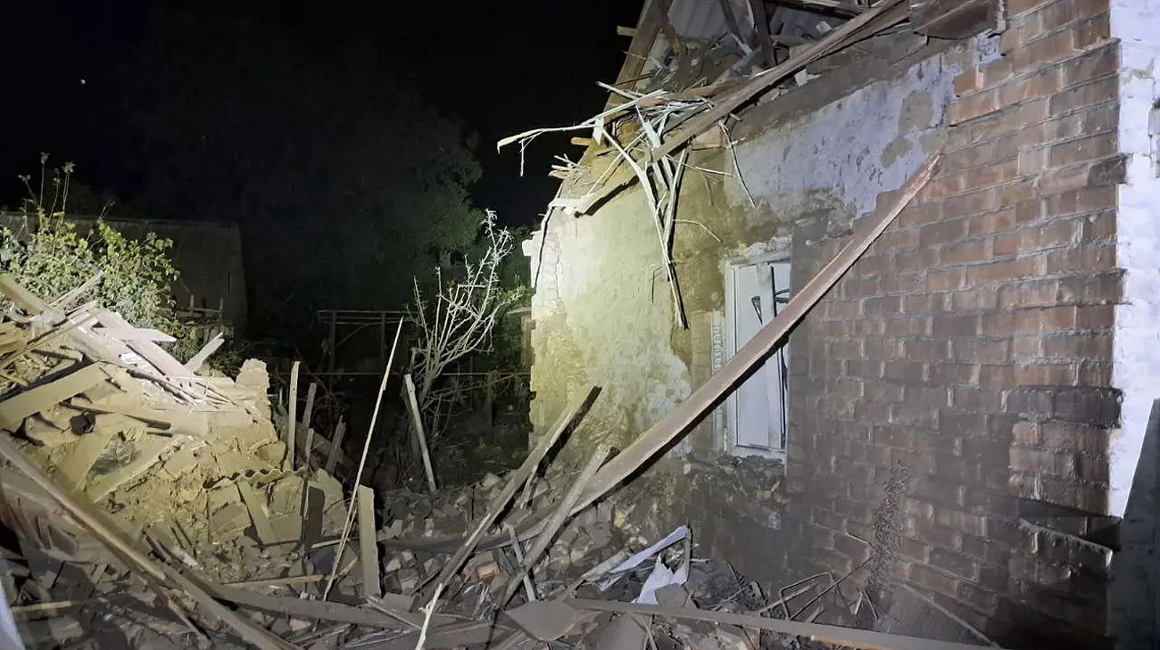 Росіяни поцілили по транспортному підприємству на Дніпропетровщині та поранили жінку
