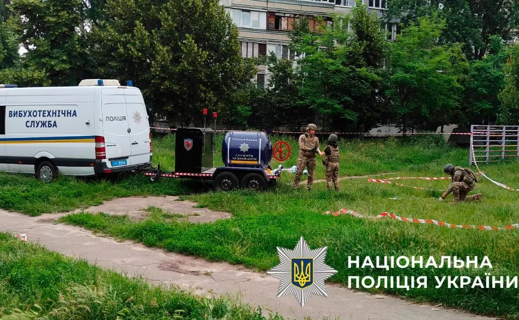 Після обстрілу Києва поліцейські вилучили нерозірвані касетні боєприпаси з квартири багатоповерхівки