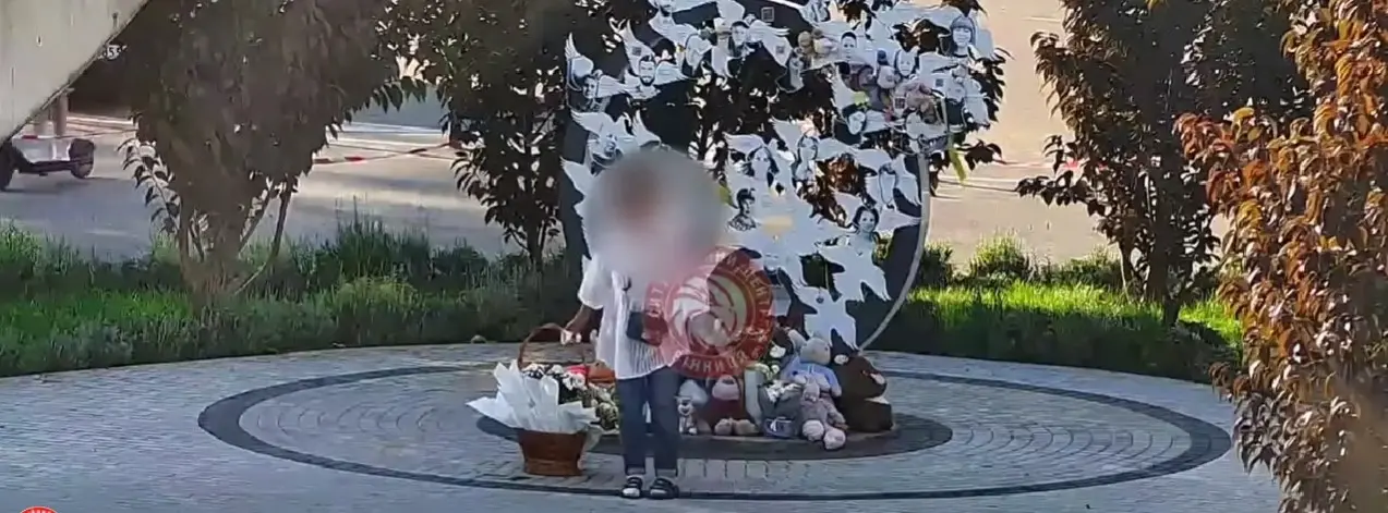 У Вінниці жінка облила місце пам’яті за загиблими внаслідок ракетної атаки по місту.ВІДЕО