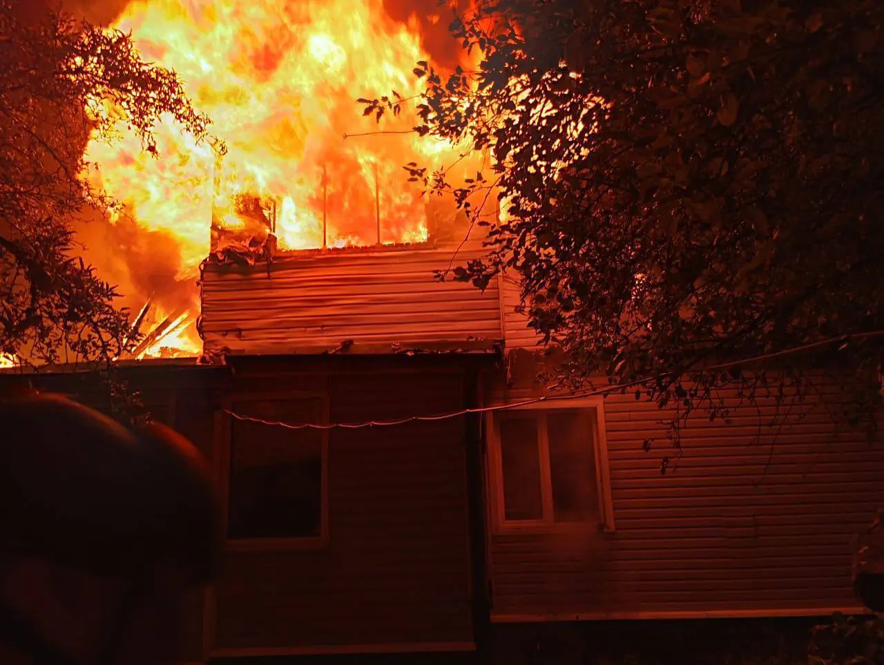 На Київщині внаслідок нічної ворожої атаки пошкоджено житло й транспорт, є поранений (фото)