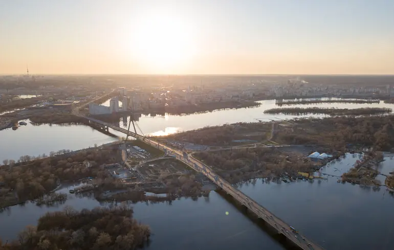 Забруднення води в Дніпрі під Києвом: хто безкарно порушує природоохоронне законодавство і не тільки 