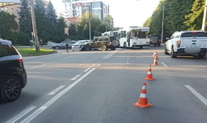 На Героїв Майдану у Чернівцях сталася аварія: рух ускладнений