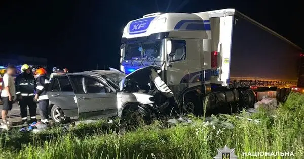 Водій BMW X5 потрапив у реанімацію через ДТП з вантажівкою біля Львова