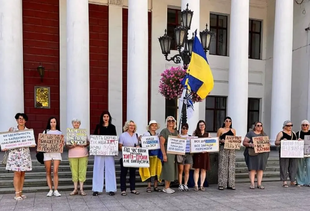 «Гроші на ЗСУ»: одесити у спеку вийшли на акцію, нагадуючи про важливість підтримки армії
