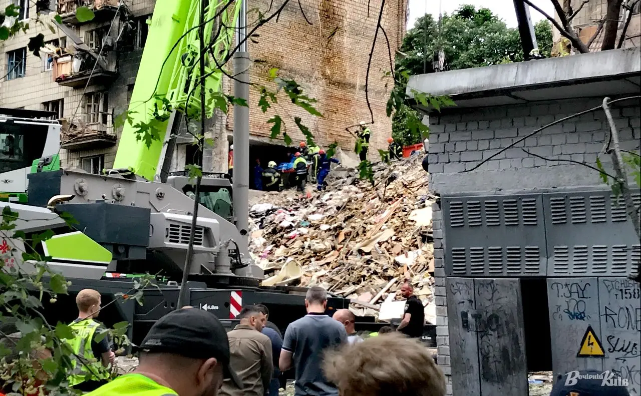 По дев’ятиповерхівці у Києві влучила ракета Х-101: з-під завалів дістали ще двох людей