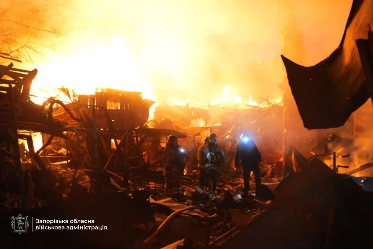 Россияне ударили по Запорожью. Погиб человек, 13 раненых, возникли пожары – фото