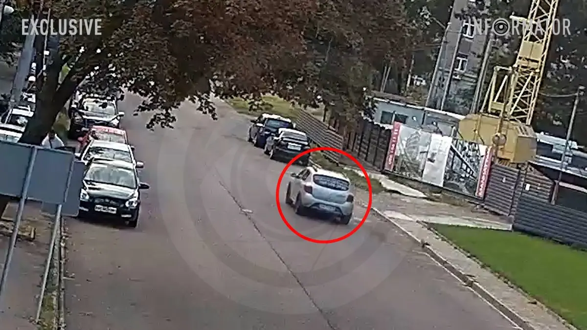 Відео моменту: у Дніпрі Renault служби таксі Uklon в'їхав у припарковану машину та перекинувся на дах