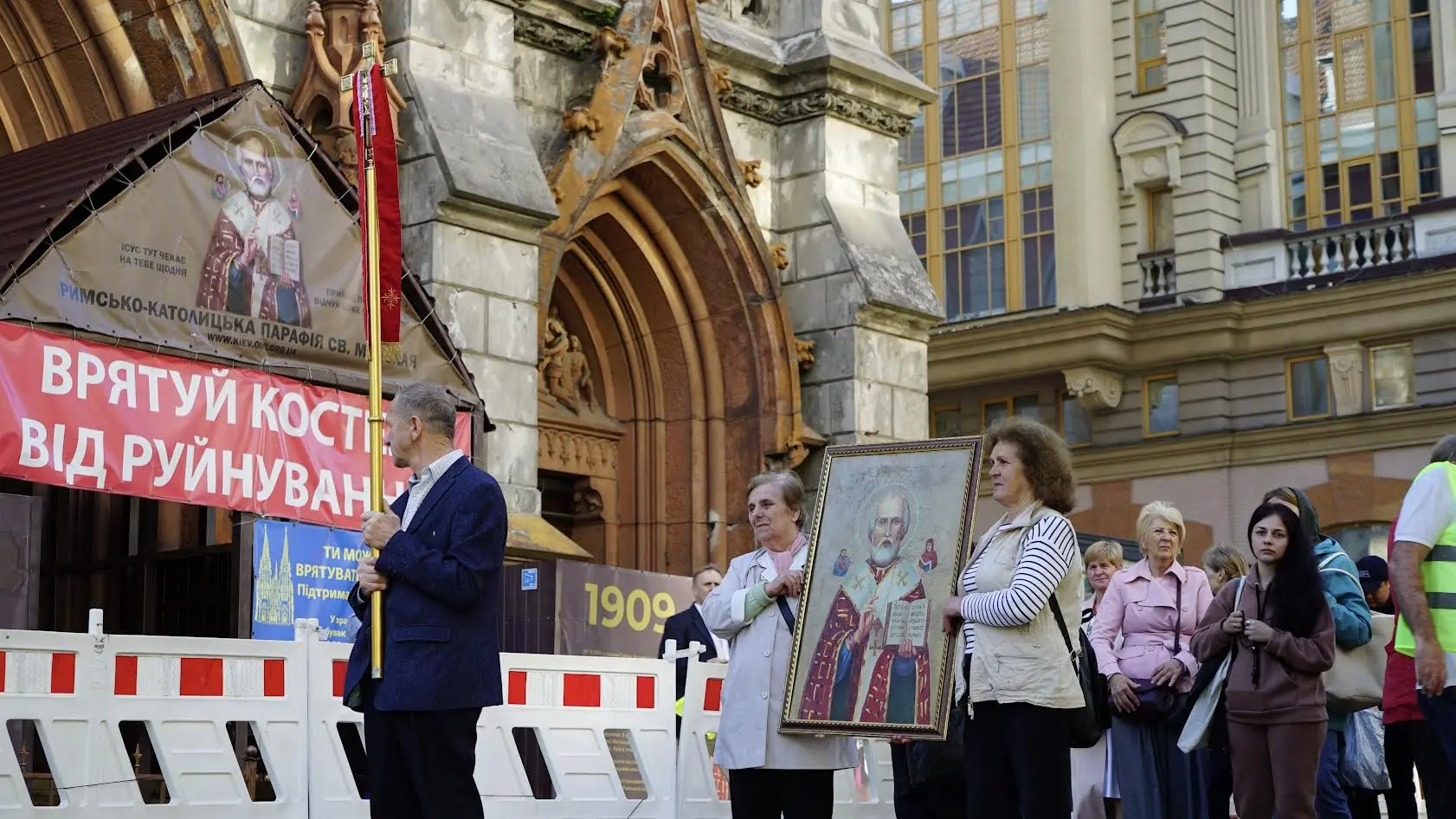 Молитовна хода за мир і справедливість: віряни закликали повернути парафії костел св. Миколая у Києві