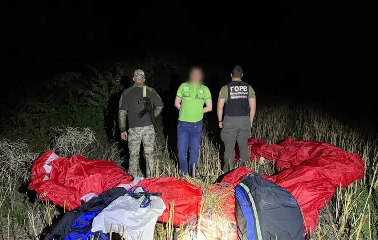 Неординарна спроба перетину кордону: чоловік на параплані