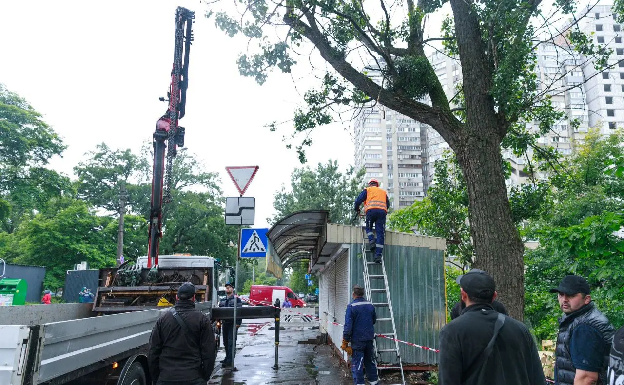 Біля станції метро «Житомирська» стартував масштабний демонтаж кіосків